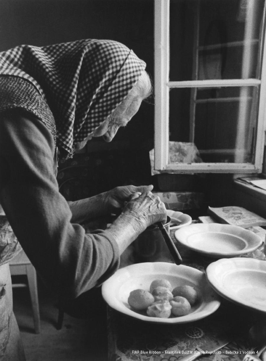 Foto: © František Dostál, oceněná fotografie ze soutěže ŽENA WOMAN 2017 - FIAP Blue Ribbon - Babička z Vodňan 4