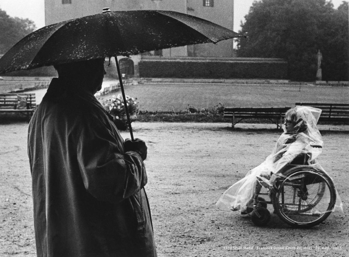 Foto: © František Dostál, oceněná fotografie ze soutěže ŽENA WOMAN 2017 - CFFU Silver Medal - Žijí mezi námi