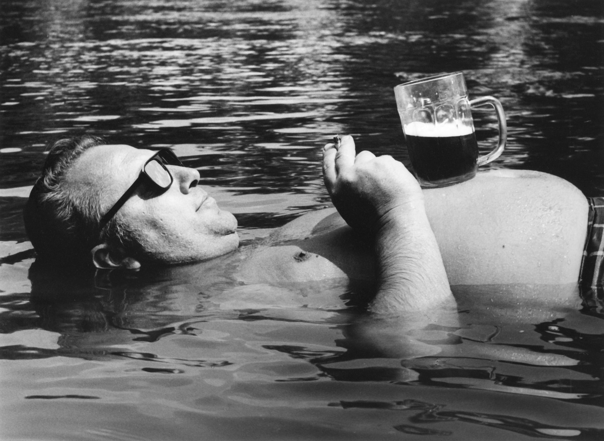 Foto: © František Dostál, Fotografie z cyklu LETNÍ LIDÉ, který vznikl na plovárně v Senohrabech v letech 1964 - 2000.