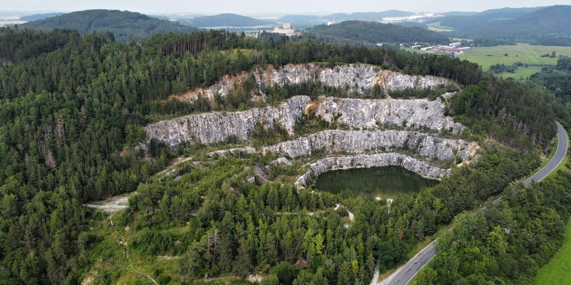 Bývalý vápencový lom Rabí (krajina, akt v krajině) - lokace FOTOKONTAKT