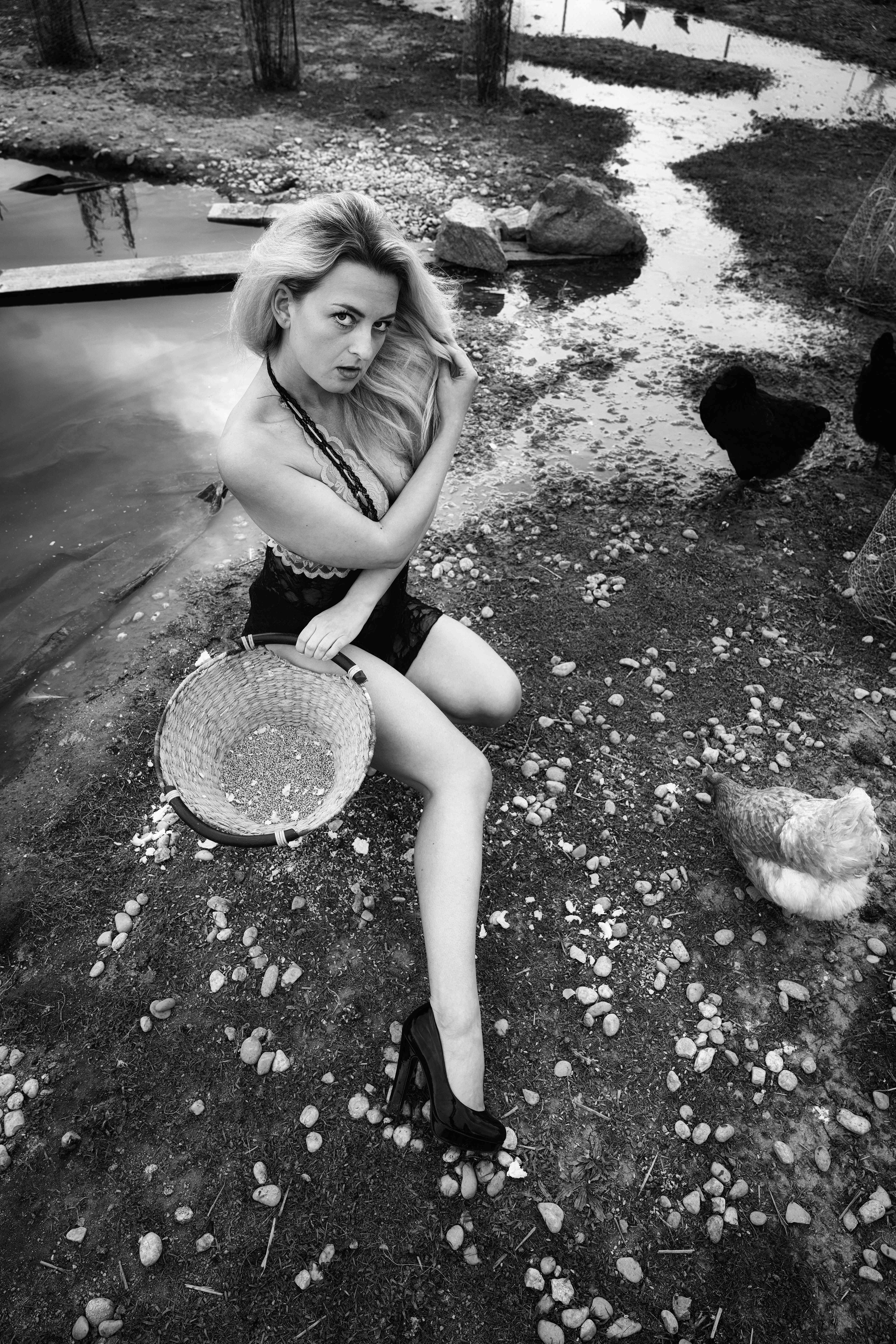 Foto: © Petr Strbačka, Edice Na dvorku, Model: Šarlota Hauzerová