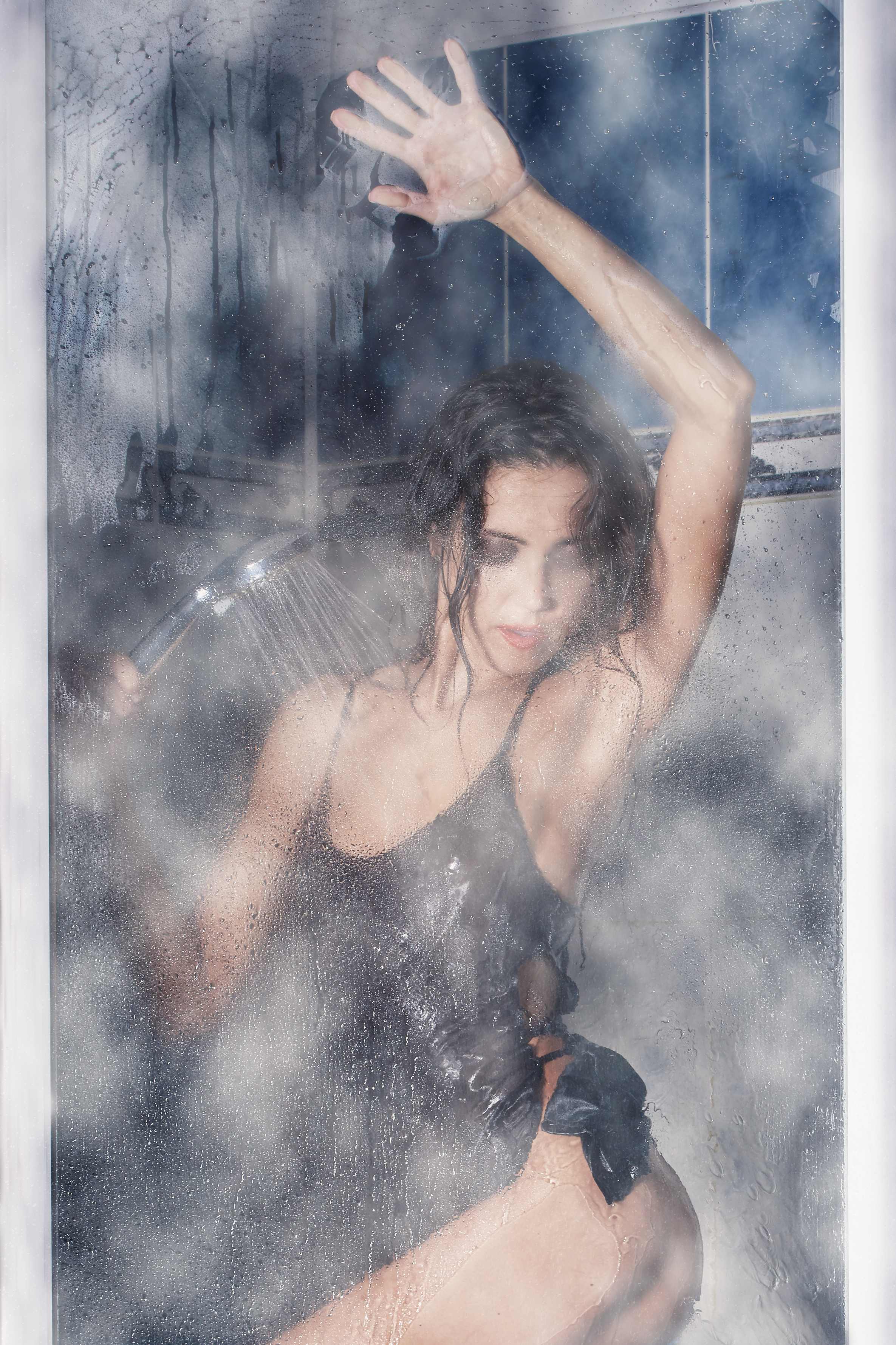 Foto: © Petr Strbačka, Edice Sprcha, Model: Anna