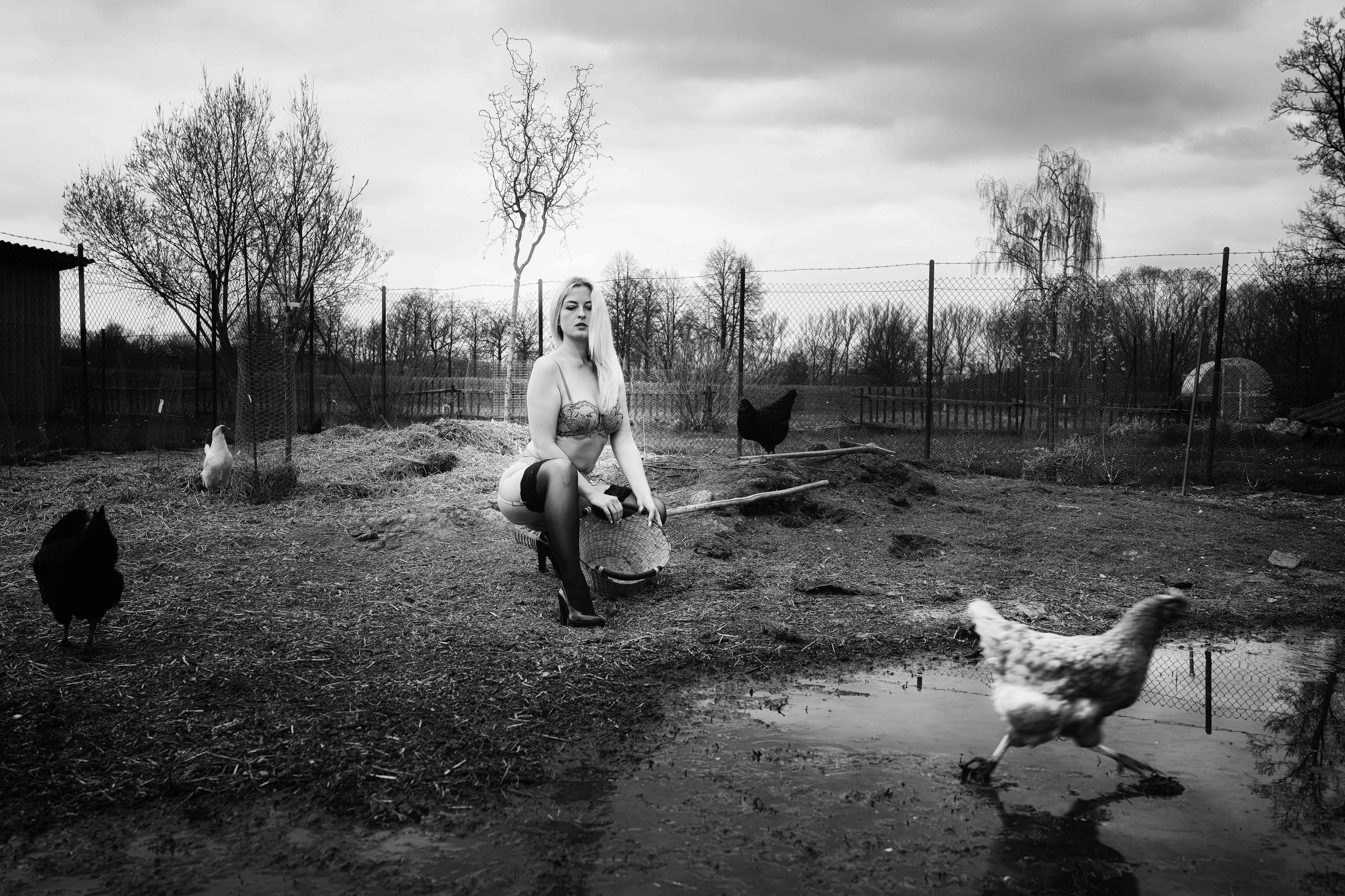 Foto: © Petr Strbačka, Edice Na dvorku, Model: Šarlota Hauzerová